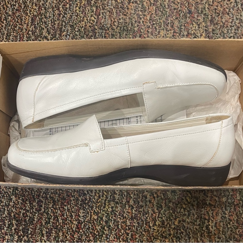 Easy Spirit Size 8 Women’s Leather Esvale White Slip On Shoes